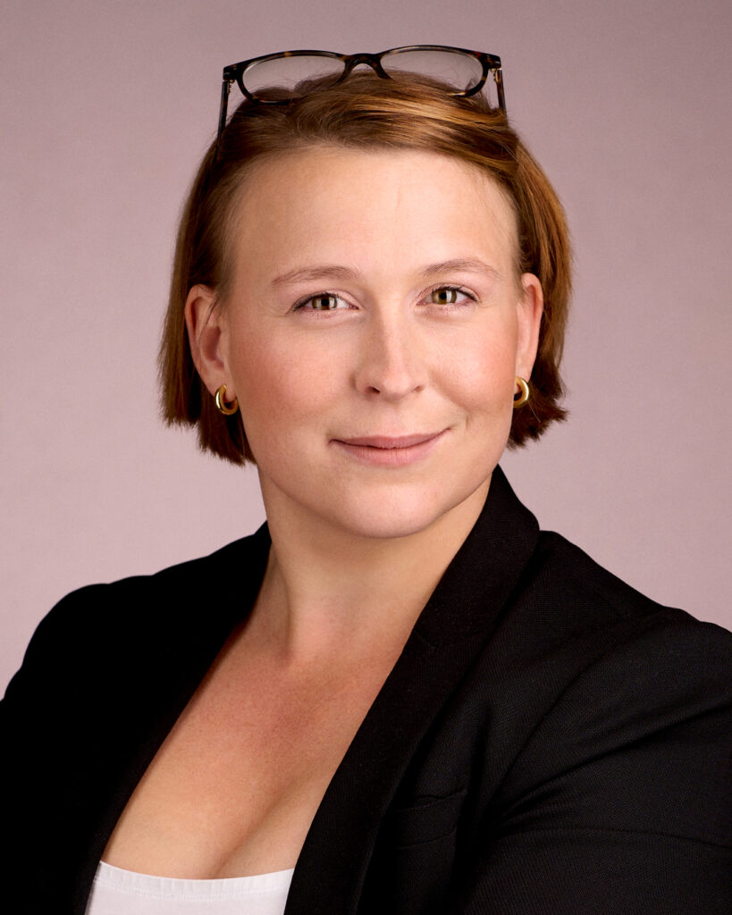 “Professionelt erhvervsportræt taget af erhvervsfotograf på Sjælland til teamleder”