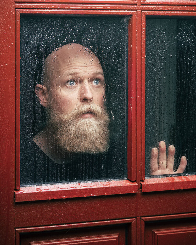 Fotograf Rasmus Lind, Selvportræt. Portrætfotograf. Regnvåd rude.