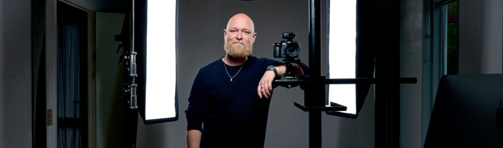 Fotograf Rasmus Lind i sit studie