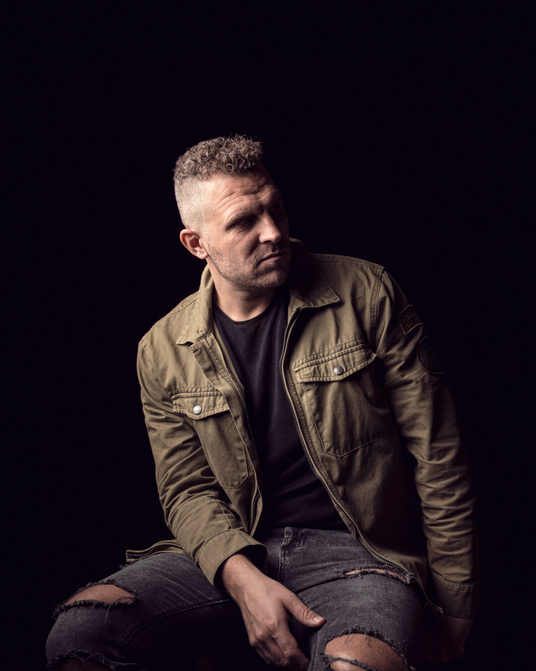 Fotograf Rasmus Lind
Portræt af LUKA Portræt af Luka, Lasse, Sort baggrund, sanger, Fotograf Rasmus Lind