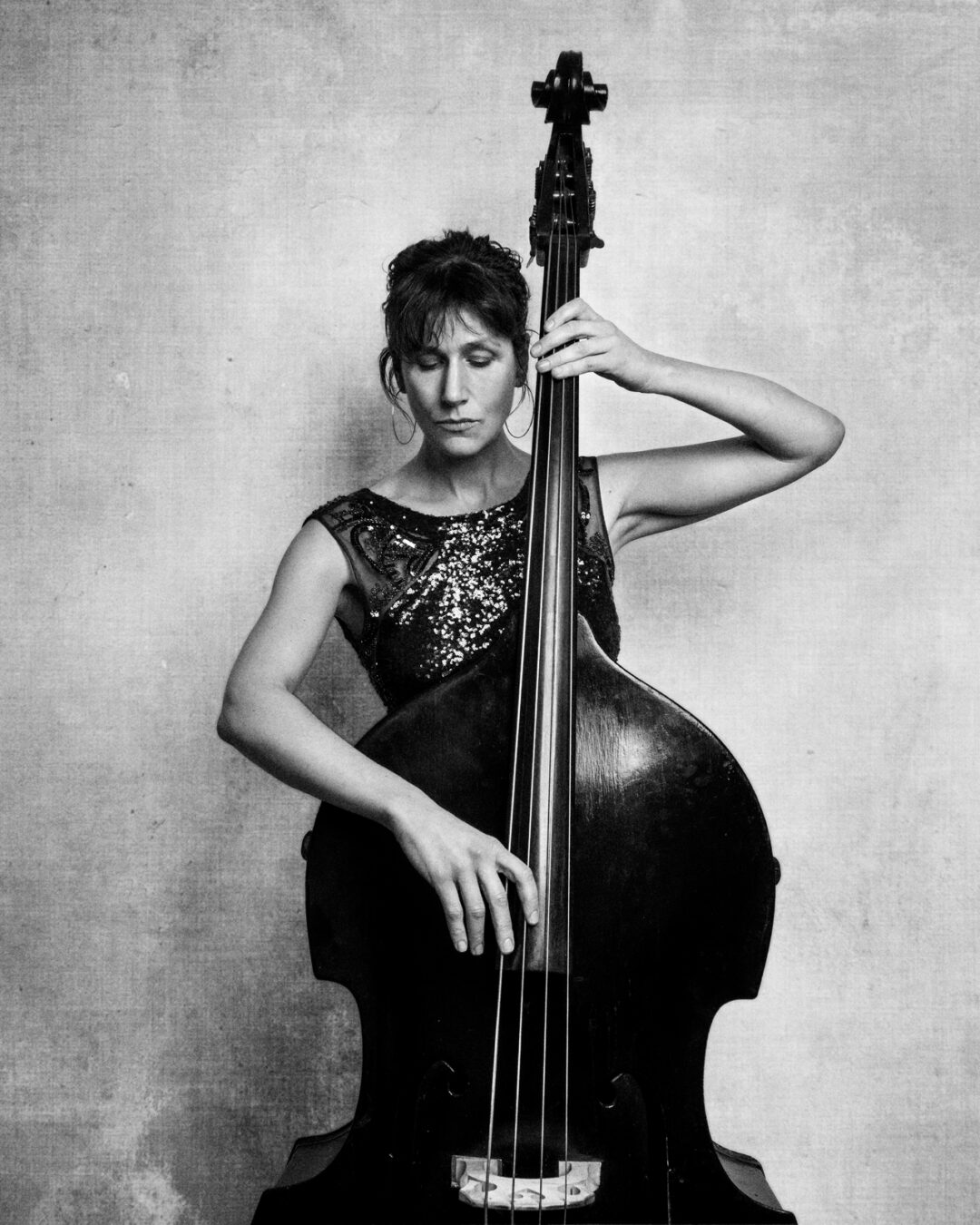 Fotograf Rasmus Lind
Portræt af Nana Schwartzlose Portræt af Nana Schwatzlose, kontrabas, sanger,musikker, Fotograf Rasmus Lind