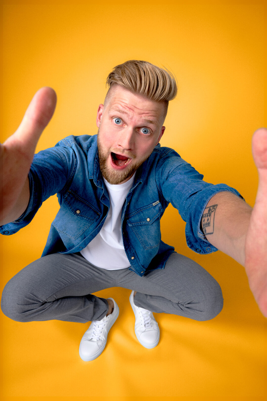 Anders Andresen - Tryllekunstner Portræt, gul baggrund